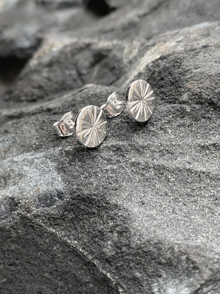 Handgjorda  detaljerade örhängena Cecilia i par. Tillverkade i 925 sterling silver.