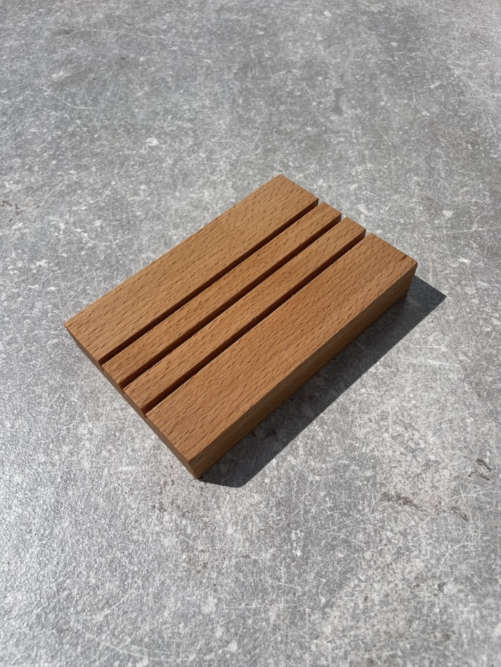 Tvålfat i bokträ med frästa ränder