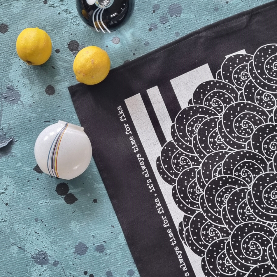 kökshandduk/bakduk SWEDISH FIKA CINNAMON svart 50x70 cm