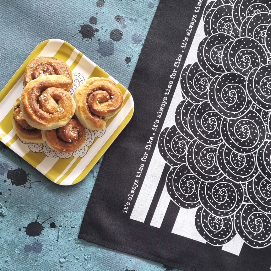 kökshandduk/bakduk SWEDISH FIKA CINNAMON svart 50x70 cm