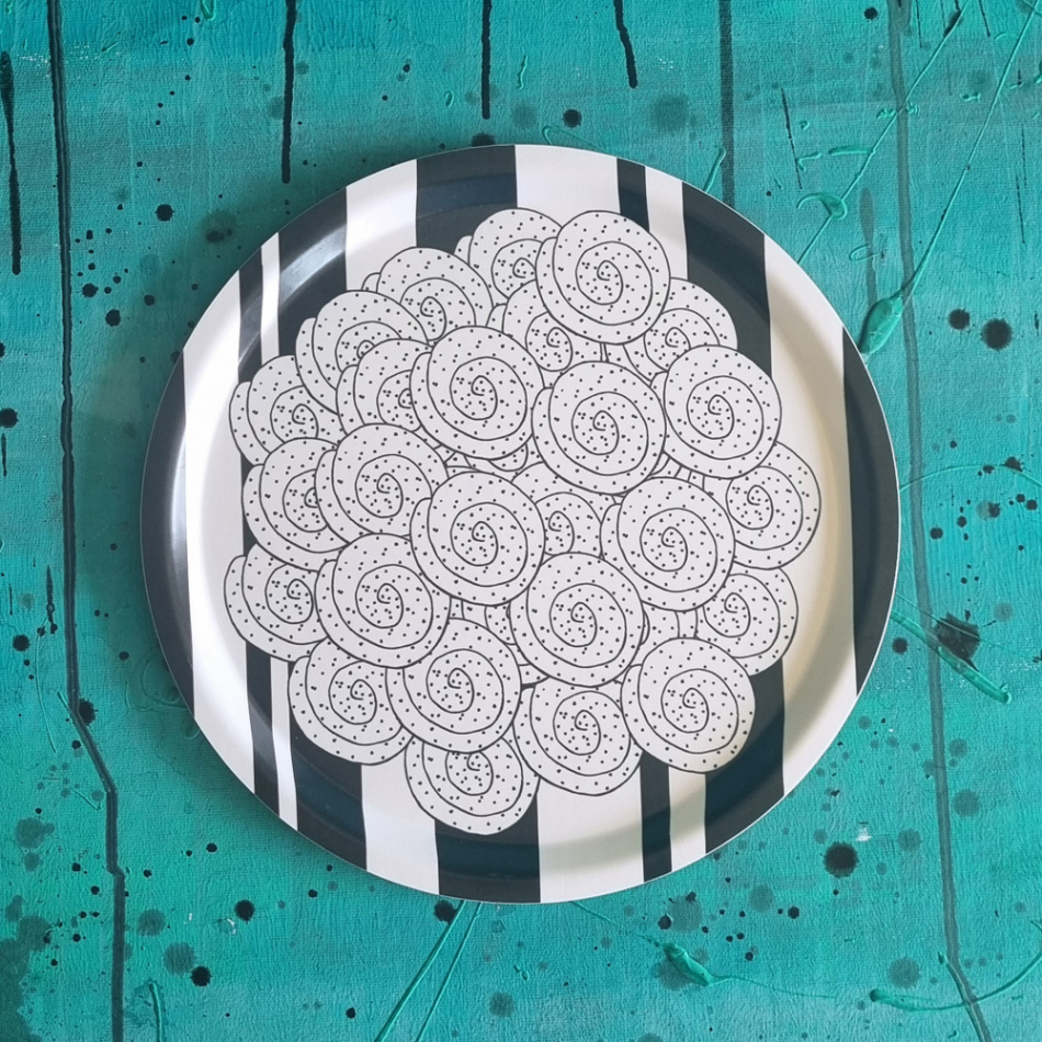 bricka SWEDISH FIKA CINNAMON svart 31 cm