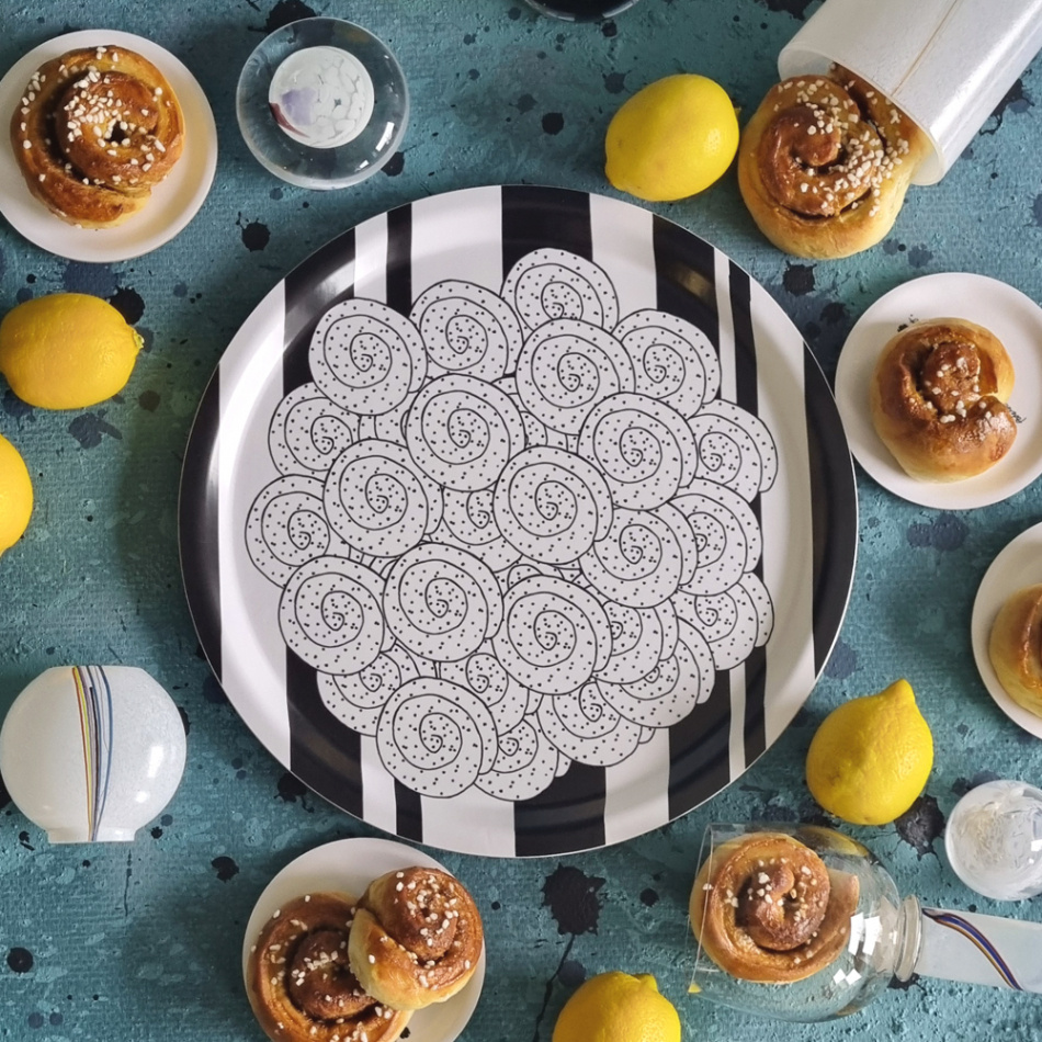 bricka SWEDISH FIKA CINNAMON svart 31 cm