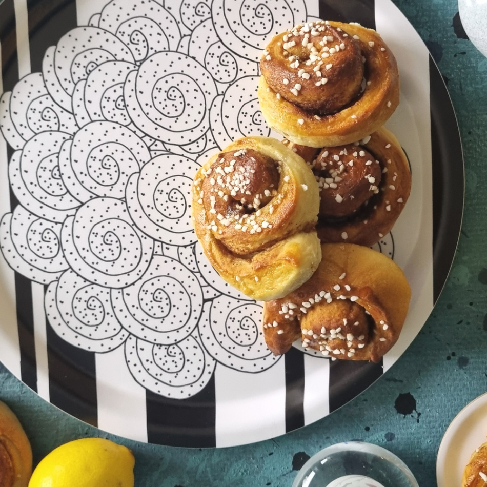 bricka SWEDISH FIKA CINNAMON svart 31 cm