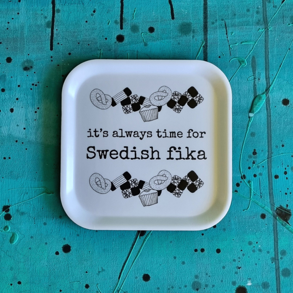bricka/kakfat SWEDISH FIKA 20x20 cm