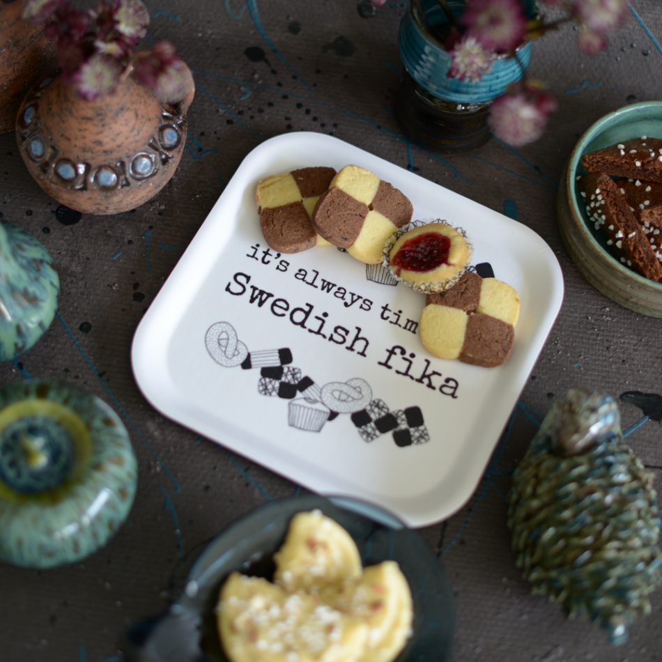 bricka/kakfat SWEDISH FIKA 20x20 cm