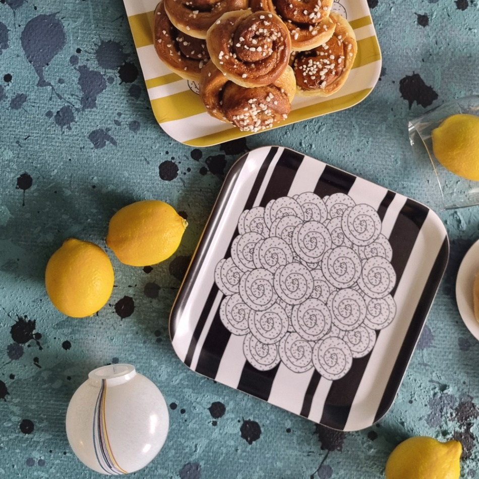 bricka/kakfat SWEDISH FIKA CINNAMON svart 20x20 cm