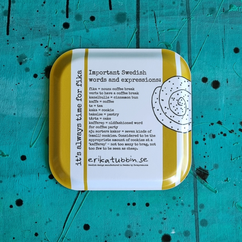 bricka/kakfat SWEDISH FIKA CINNAMON gul 20x20 cm