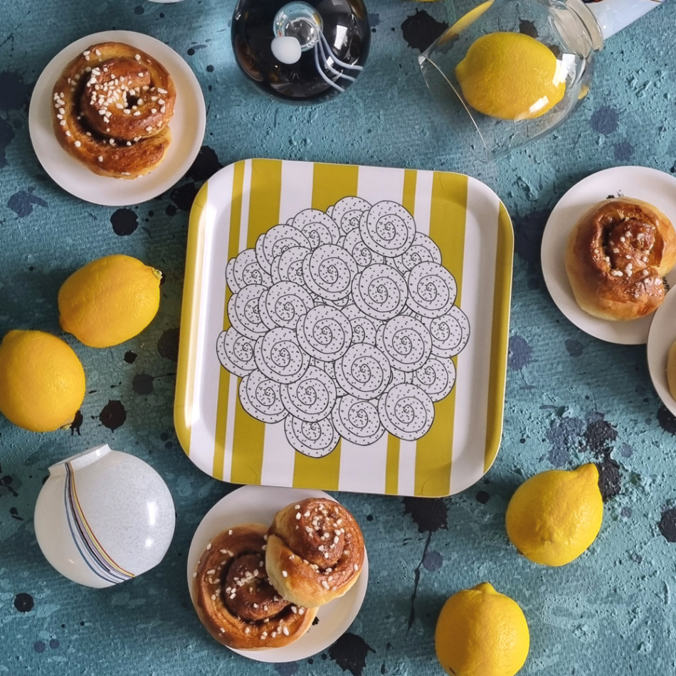 bricka/kakfat SWEDISH FIKA CINNAMON gul 20x20 cm