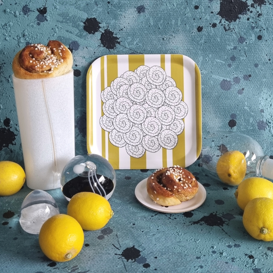 bricka/kakfat SWEDISH FIKA CINNAMON gul 20x20 cm