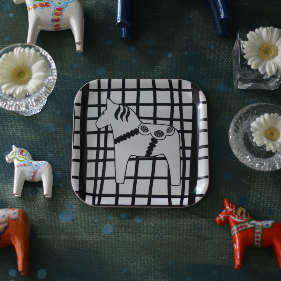 bricka/kakfat SWEDISH HORSEPOWER svartrutig 20x20 cm