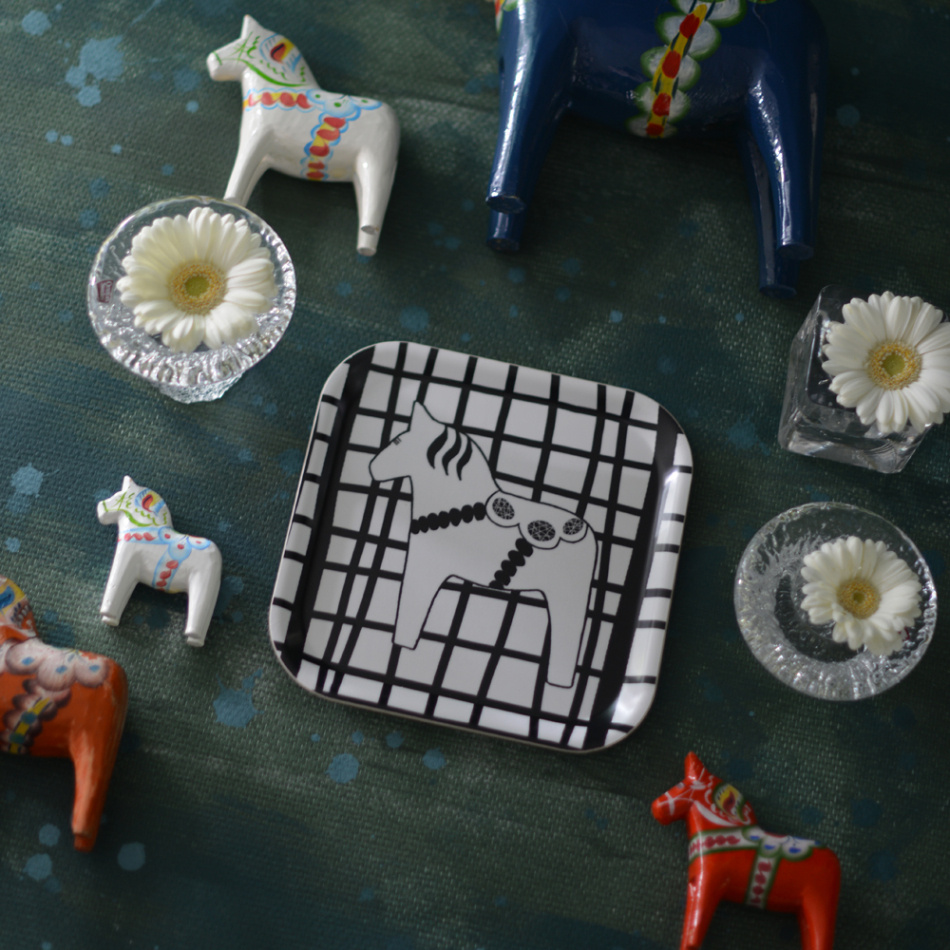 bricka/kakfat SWEDISH HORSEPOWER svartrutig 20x20 cm