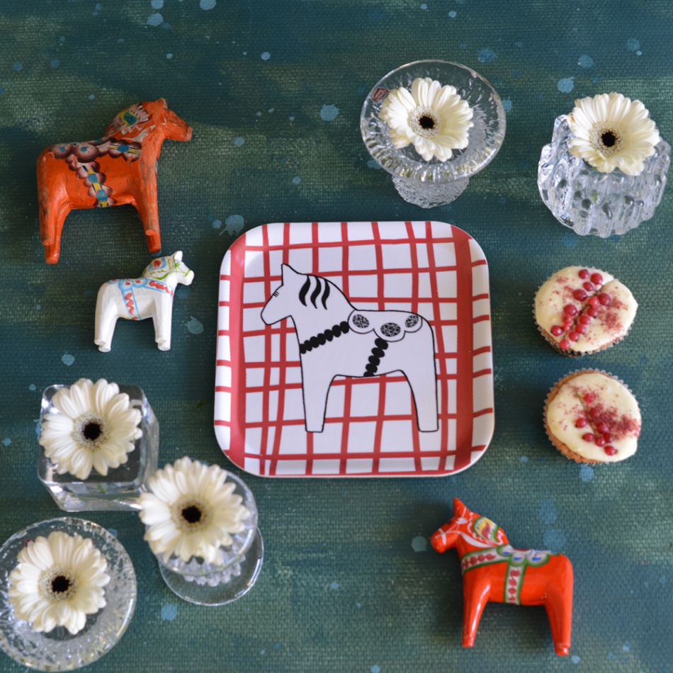 bricka/kakfat SWEDISH HORSEPOWER röd 20x20 cm