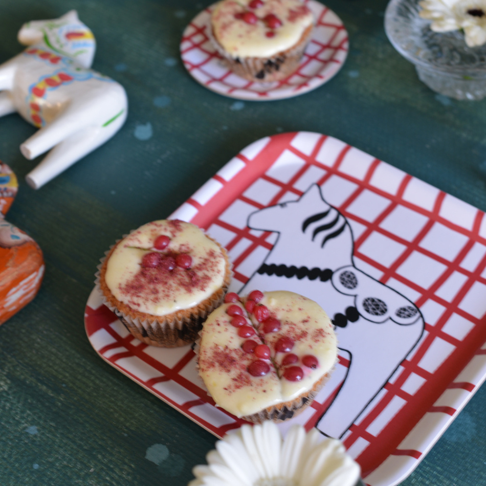 bricka/kakfat SWEDISH HORSEPOWER röd 20x20 cm