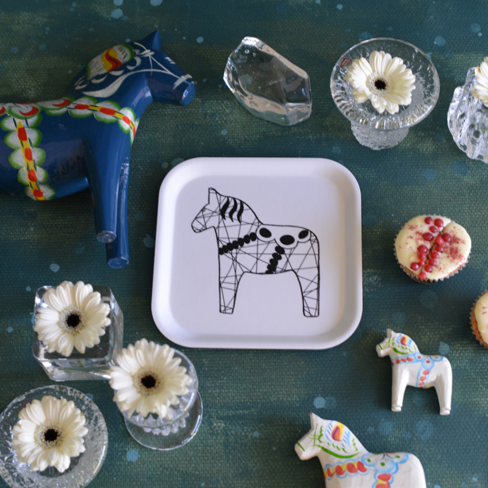 bricka/kakfat SWEDISH HORSEPOWER sv-vit 20x20 cm