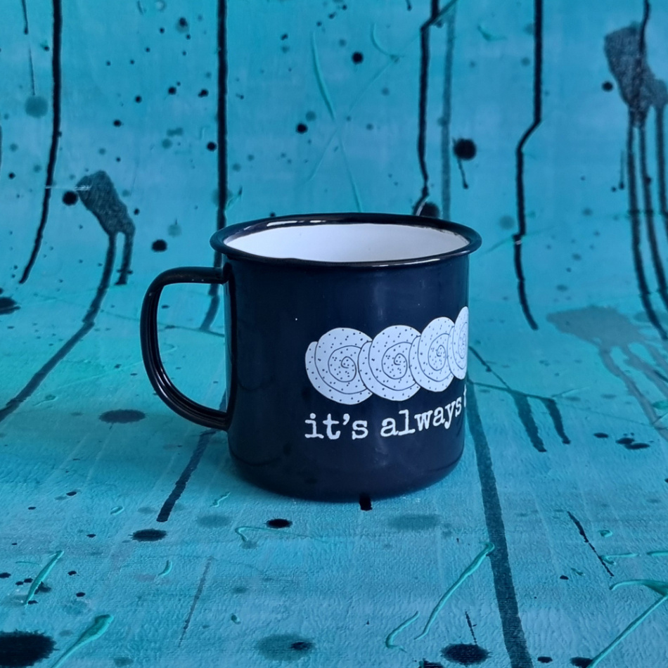 emaljmugg SWEDISH FIKA CINNAMON svart