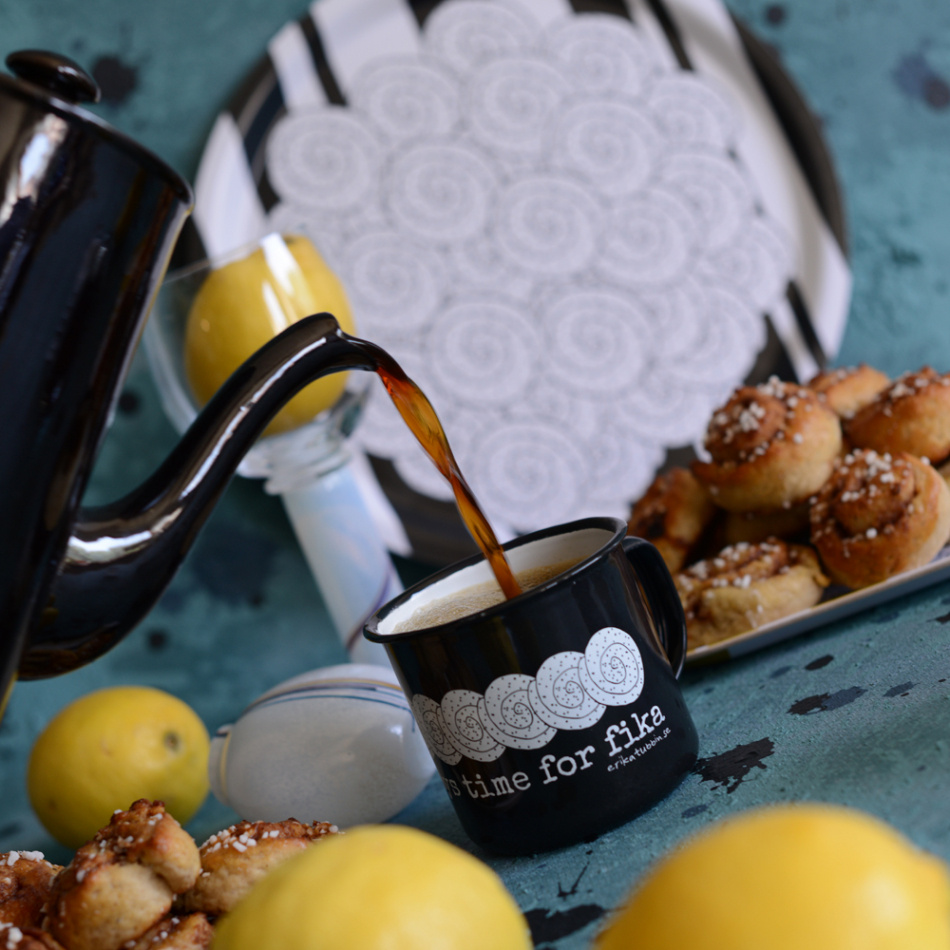 emaljmugg SWEDISH FIKA CINNAMON svart