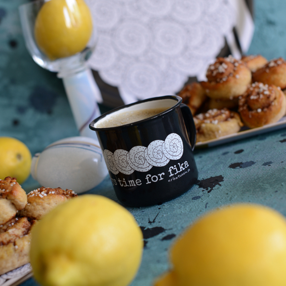 emaljmugg SWEDISH FIKA CINNAMON svart