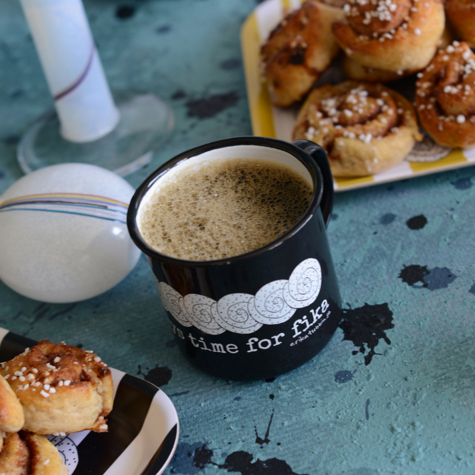 emaljmugg SWEDISH FIKA CINNAMON svart