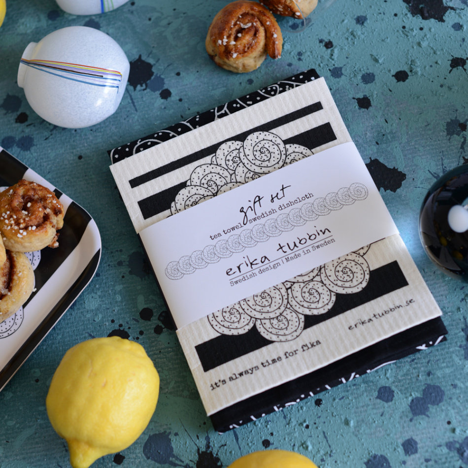 gåvoset SWEDISH FIKA CINNAMON kökshandduk + disktrasa svart-vit
