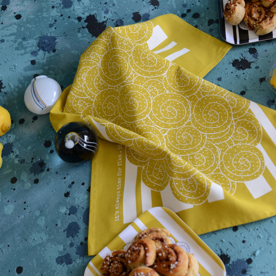 gåvoset SWEDISH FIKA CINNAMON kökshandduk + disktrasa gul-vit