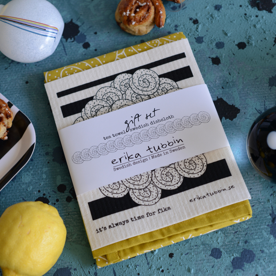 gåvoset SWEDISH FIKA CINNAMON kökshandduk + disktrasa gul-vit