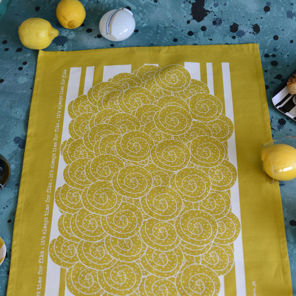 gåvoset SWEDISH FIKA CINNAMON kökshandduk + disktrasa gul-vit